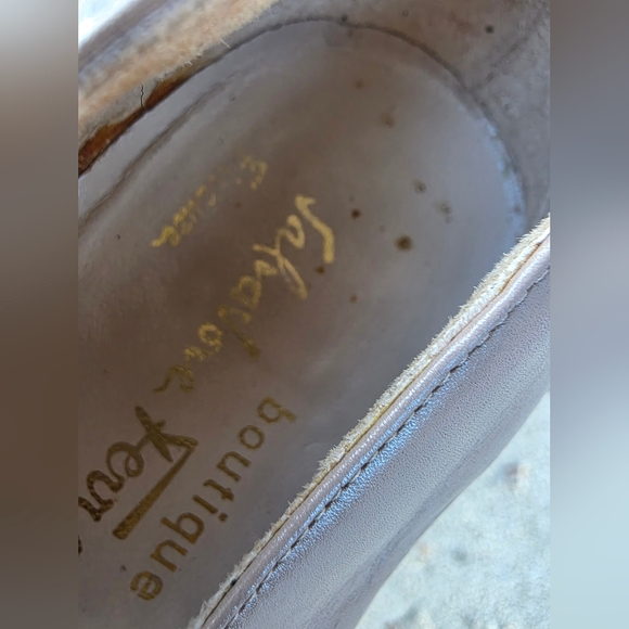 SALVATORE FERRAGAMO Vara Nuetral Leather Gold Bow Low Heels Size 9B - Picture 16 of 17